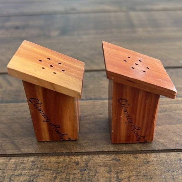 Vintage Wooden Outhouse Salt And Pepper Shakers -Ma & "Pa - Picture 4 of 6